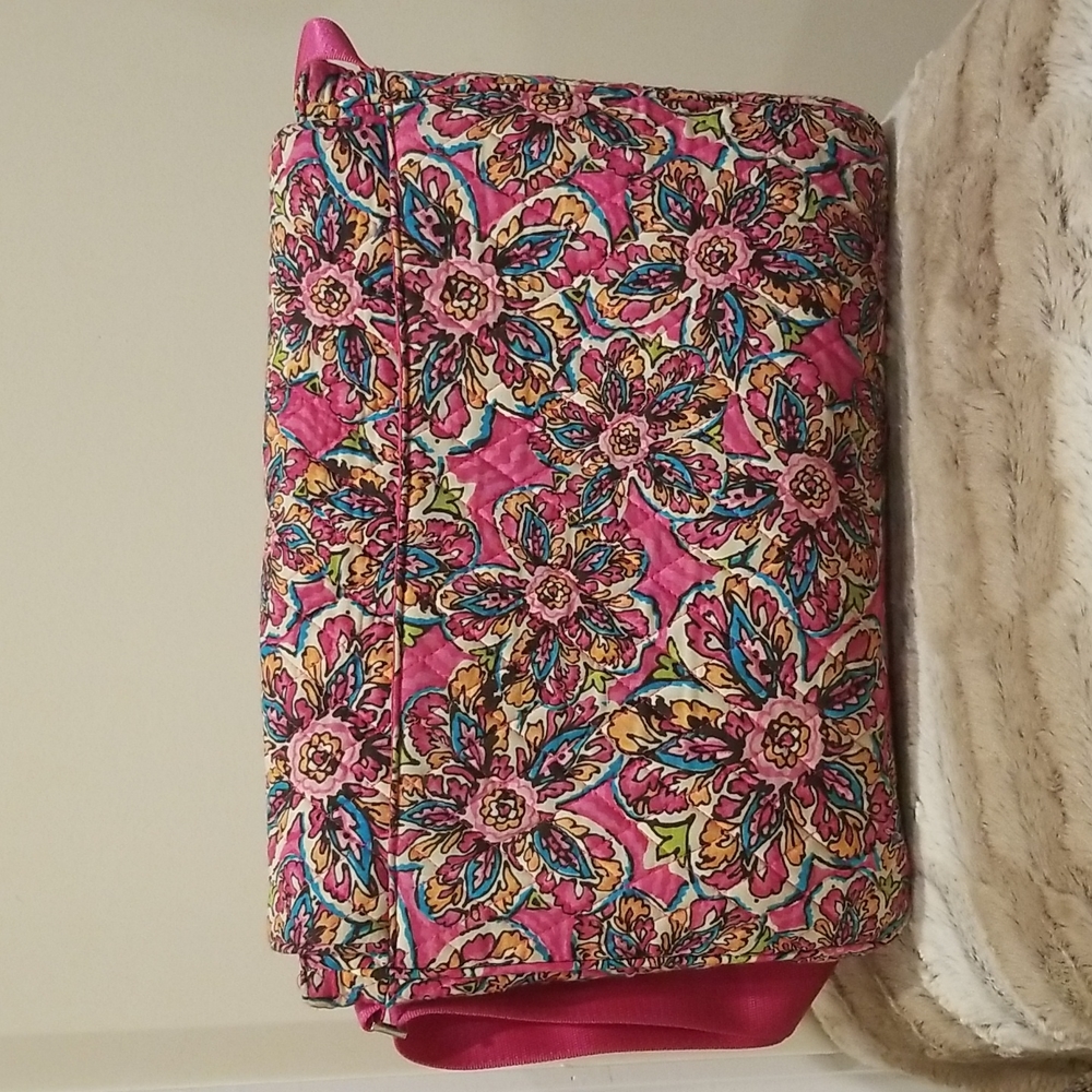 ✨HOST PICK✨ VERA BRADLEY” PINK FLORAL MESSENGER BAG WITH ADJUSTABLE STRAP. - Picture 6 of 10